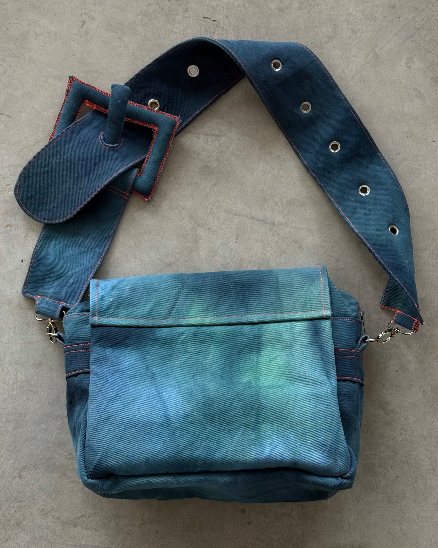 Lagoon Belt Messenger